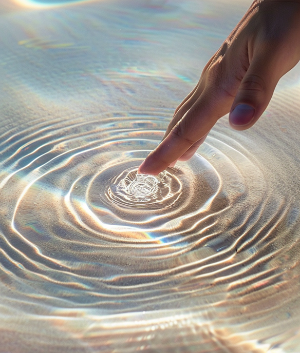 水紋に触れる手元のビジュアル