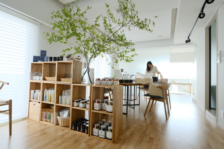 LAPIRIS - Holistic Care Salon